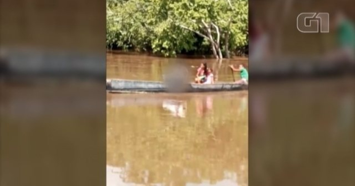 Vídeo comovente mostra pai atravessando rio de canoa por falta de