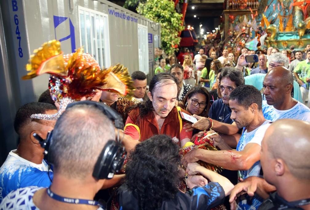 V Deo Flagra Desespero Na Sapuca Carro Da Beija Flor Pega Fogo