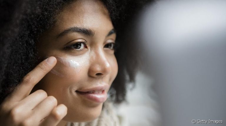 Vitamina C para o rosto clareia manchas na pele Pode usar de dia 