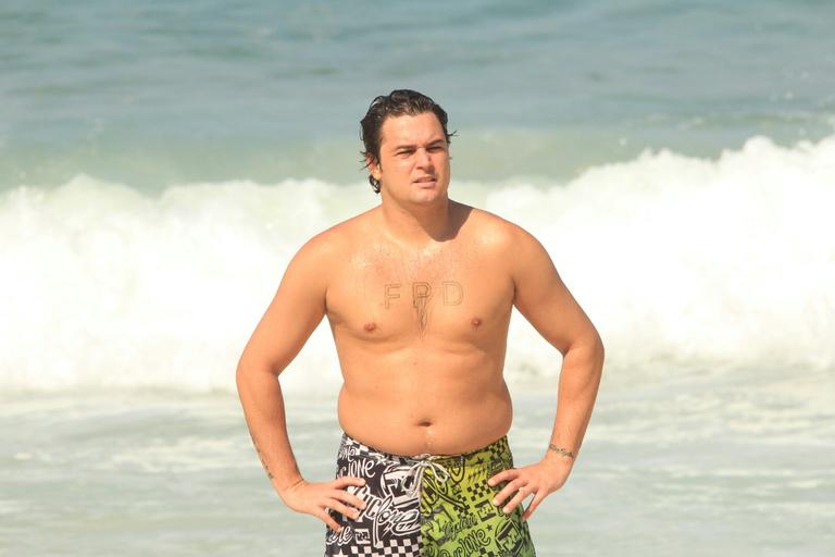 Felipe Dylon surge bem diferente curtindo praia no Rio - Portal Roma News