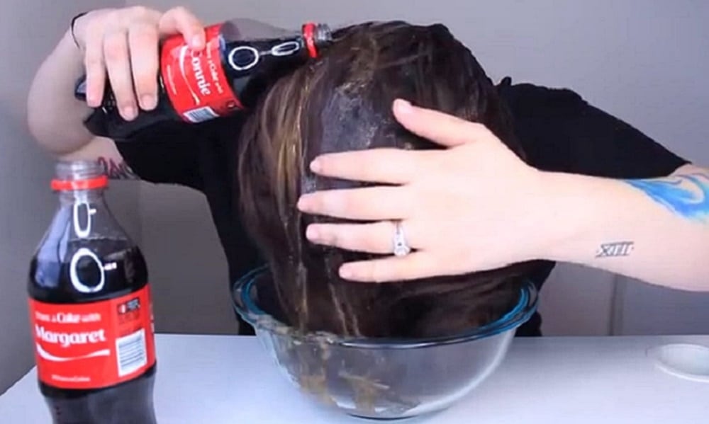 O que acontece se voc lavar o cabelo com Coca-Cola
