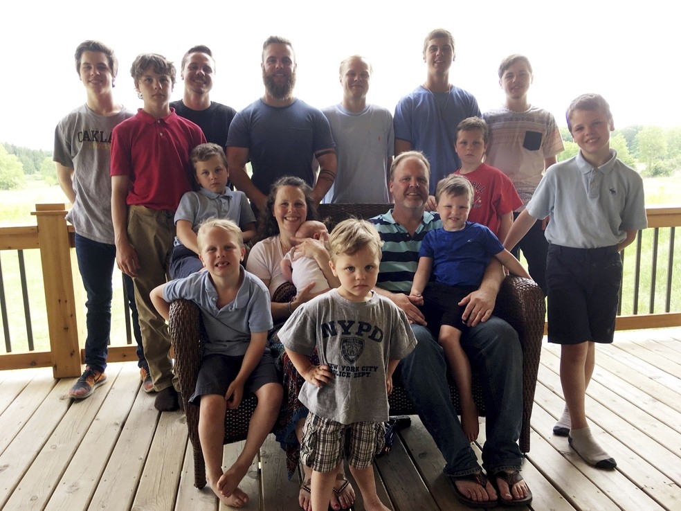 Famlia Schwandt em sua fazenda no Michigan com seus 14 filhos homens em foto de maro de 2018 Foto Mike HouseholderAP