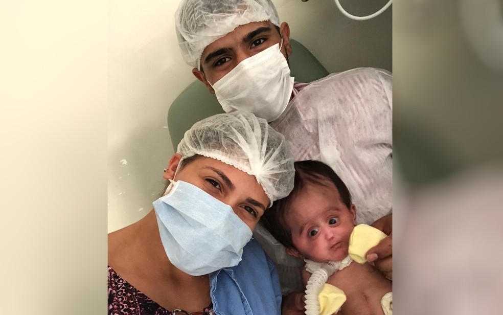 Ana Clara e os pais aps alta de 72 dias de internao em UTI de hospital de Goinia Foto Arquivo pessoal Wesley Rosa
