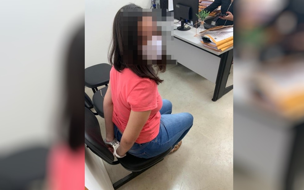 Mulher est presa na sede do Grupo de Investigao de Homicdios em Anpolis Foto DivulgaoGIH