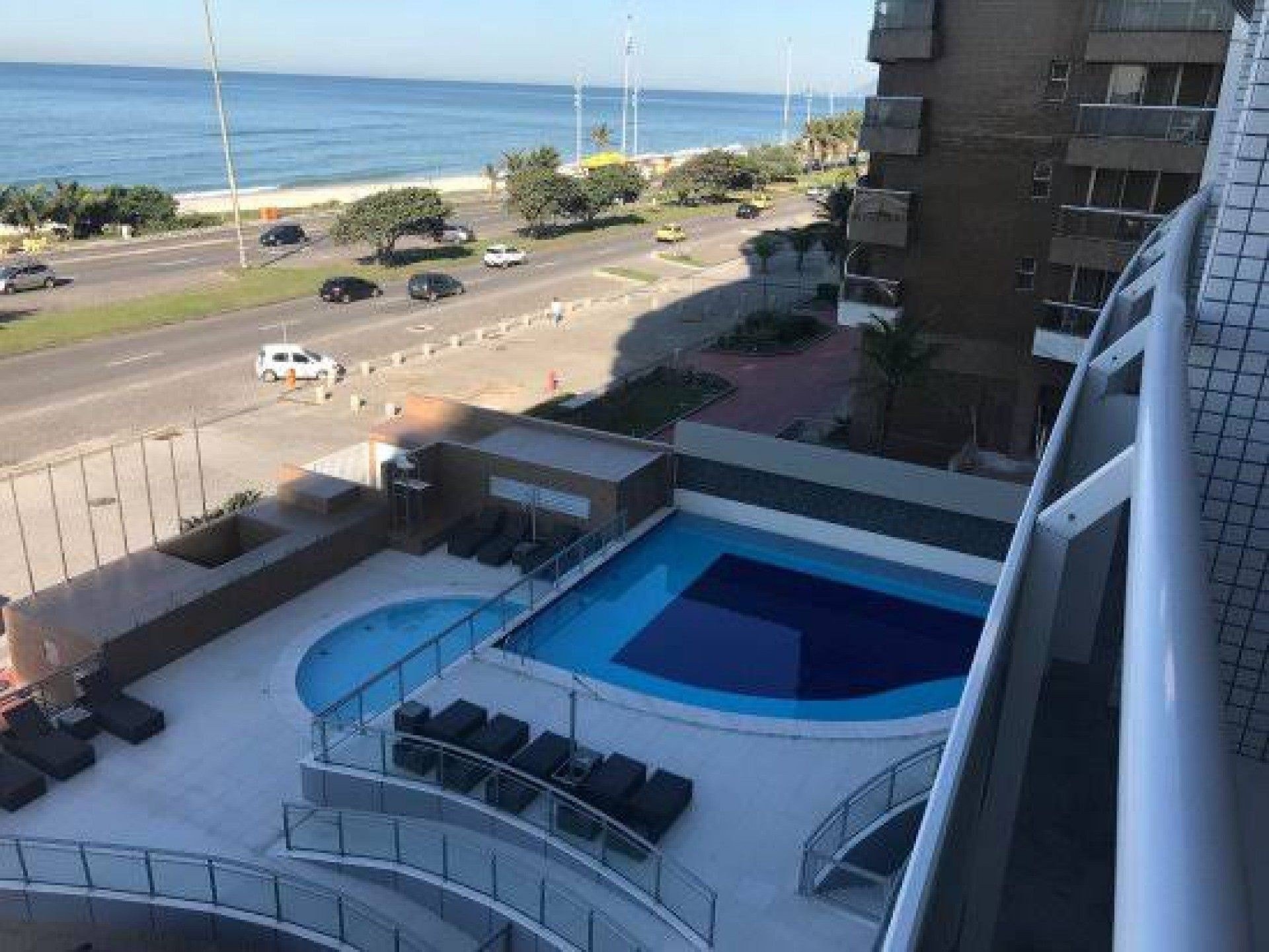 Piscina do hotel onde Mc Kevin caiu da varanda - Reproduo internet 