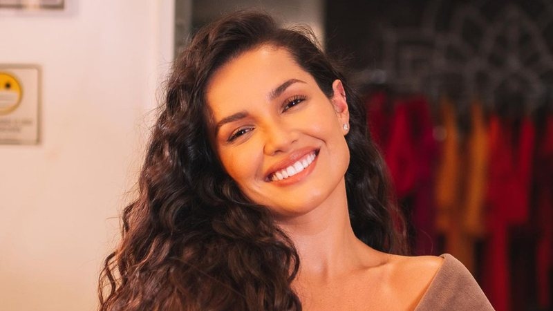 De roupo Juliette posa em frente ao espelho e fs reparam em detalhe