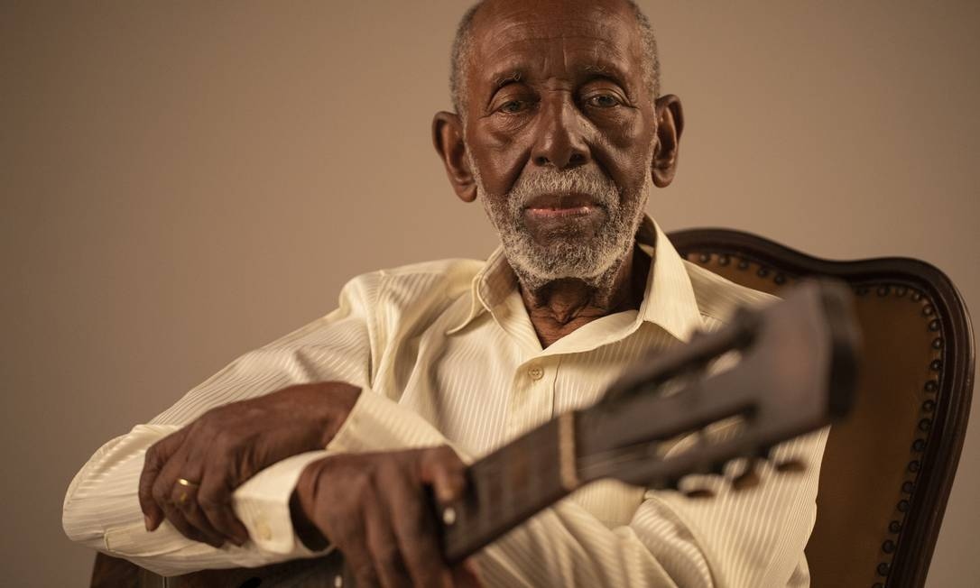 Nelson Sargento e o violo que o acompanhou por mais de 50 anos Foto Gabriel Monteiro Agncia O Globo
