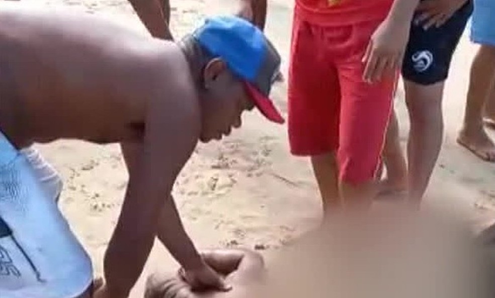 Homem atacado por tubaro foi socorrido na praia de Piedade em Jaboato neste sbado 10 Foto ReproduoWhatsApp