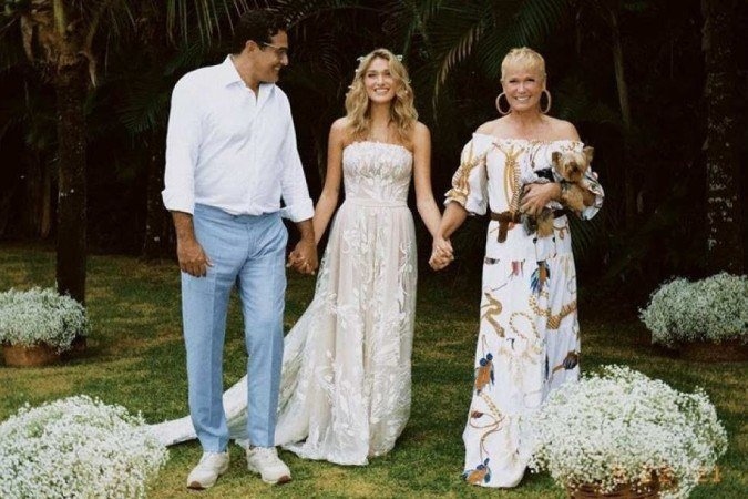 Sasha em seu casamento no comeo do ano ao lado do pai e da me - crdito ReproduoInstagramsashameneghel
