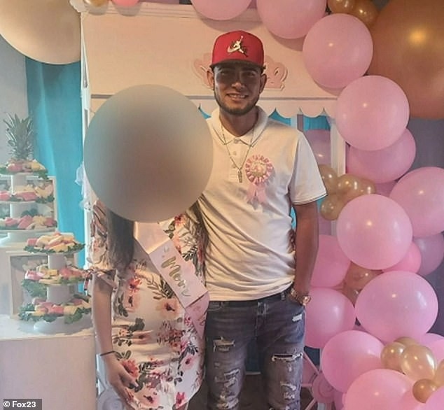 A menina de 12 com o suposto namorado de 24 no que parece ser o ch de beb Foto ReproduoDaily Mail
