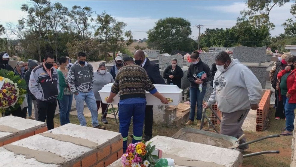 Carlos Henrique de 7 anos foi enterrado s 10h30 no Cemitrio Municipal em Pardinho SP Foto Reproduo TV TEM 