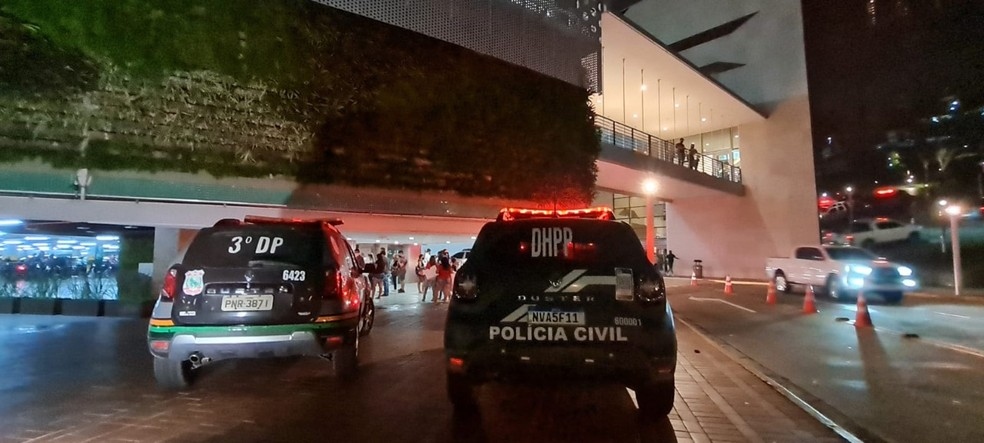 Agentes do DHPP de Fortaleza estiveram no local aps o crime Foto Rafaela DuarteSVM