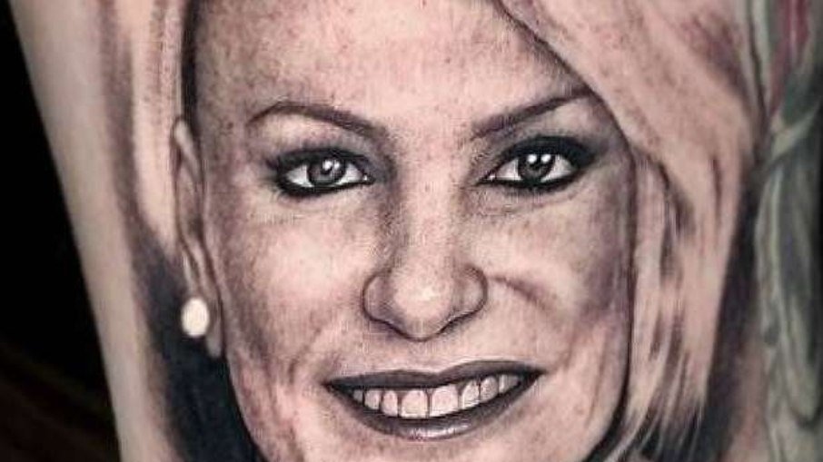 Image: https://fnmais.com/wp-content/uploads/2021/09/postiimg-613d6aef697ec1416.jpg Ana Maria Braga mostra tatuagem que f fez em sua homenagem