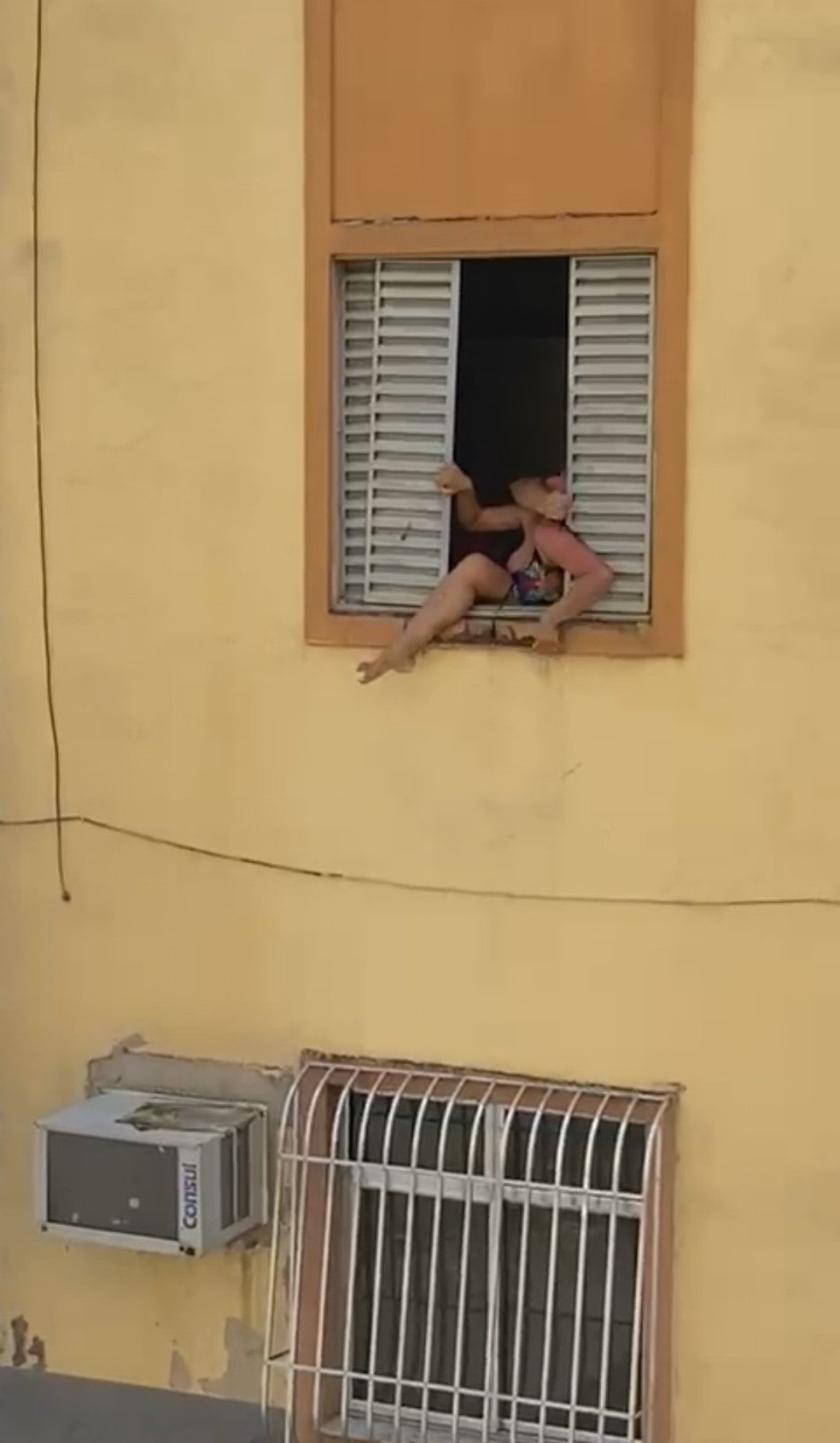 Maria Jos foi filmada tentando pular a janela do segundo andar durante a briga Foto Reproduorede social