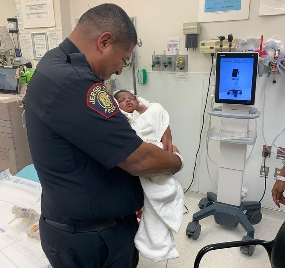 O policial Eduardo Matute segura o beb de um ms que salvou em Jersey City nos EUA Foto ReproduoInstagramSteven Fulop