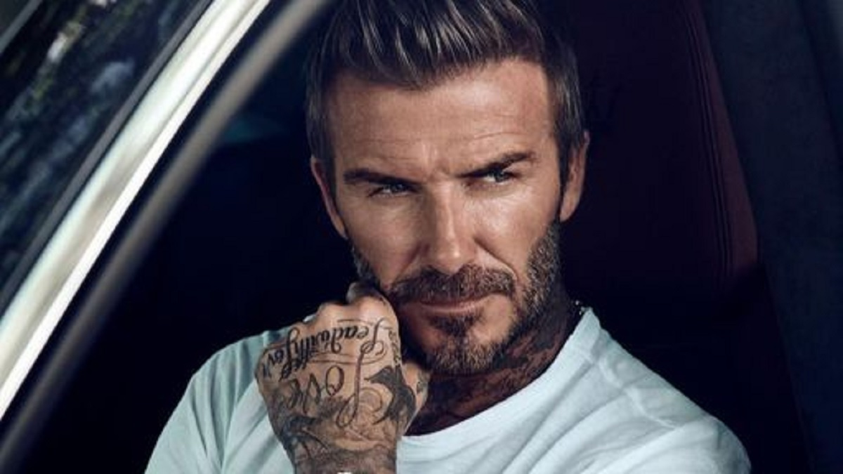 David Beckham é flagrado pela esposa bronzeando as partes íntimas na piscina