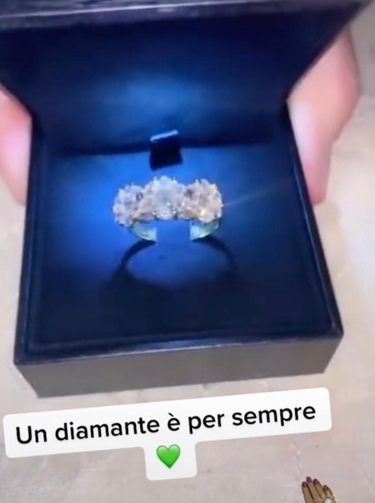 O vdeo tambm mostrou o anel de noivado de diamante brilhante com o qual o adolescente apaixonado props