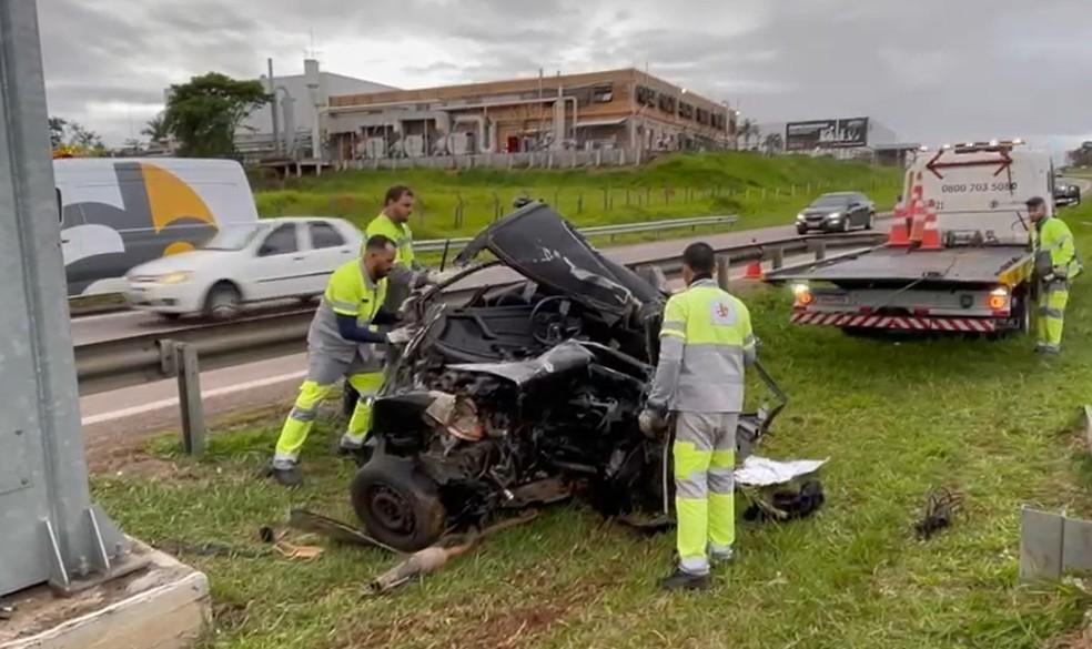 Veculo colidiu contra um dos pilares de ferro que sustentam os painis eletrnicos da rodovia Foto Paulo Bernardino