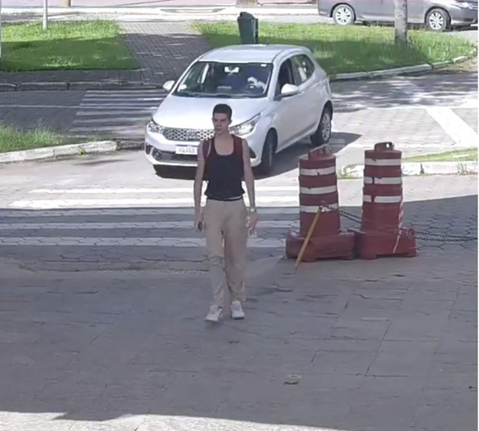 Foto mostra universitrio entrando no Parque da Cidade antes de desaparecer em So Jos dos Campos Foto DivulgaoPolcia Civil