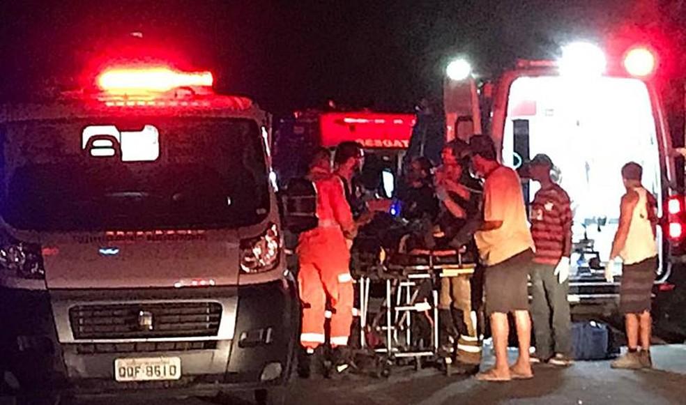 Vtimas so atendidas na BR-116 em Alm Paraba pelo Samu e Corpo de Bombeiros Foto ReproduoO Vigilante Online