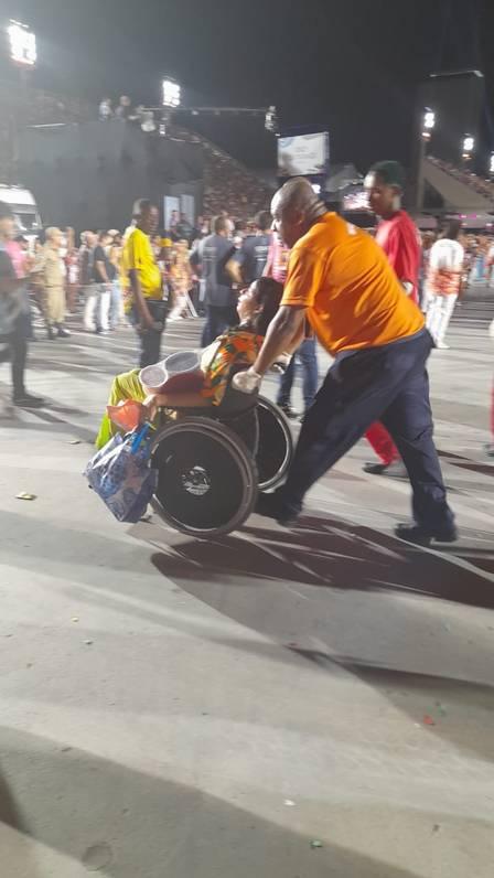 Integrante da Grande Rio passa mal no fim do desfile