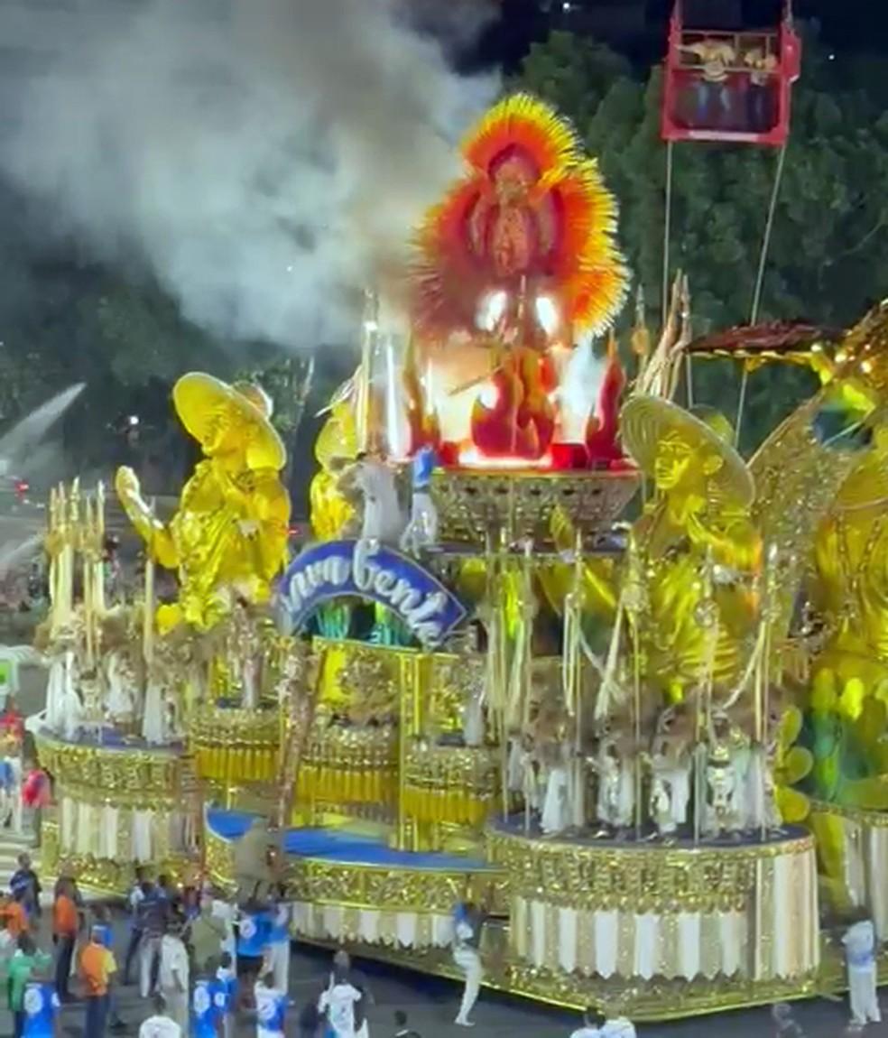 Fogo em carro da Beija-Flor Foto ReproduoTV Globo