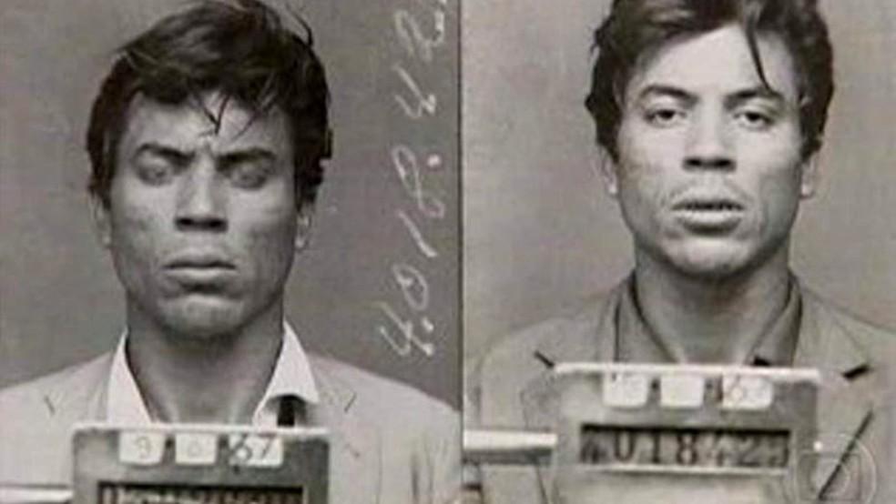 Bandido da luz vermelha O criminoso ao ser fichado pela polcia Foto Reproduo