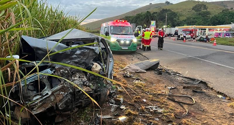 Coliso frontal deixa dois mortos na BR-116 em Alm Paraba