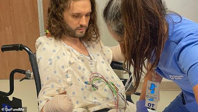 Michael Kohlhof fotografado no hospital onde foi internado em 19 de junho Ele tem vrias cirurgias pela frente e no tem plano de sade