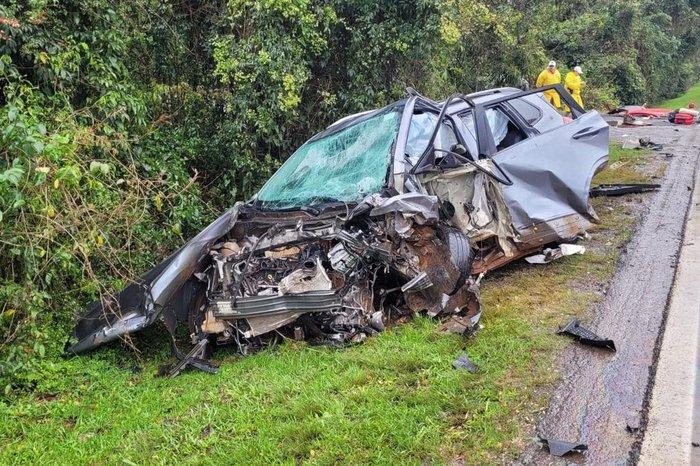 Carros ficaram destrudos