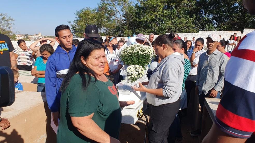 Corpo de menino de cinco anos foi sepultado manh desta sexta-feira 11 em Santo Anastcio SP Foto Leonardo Bossiog1