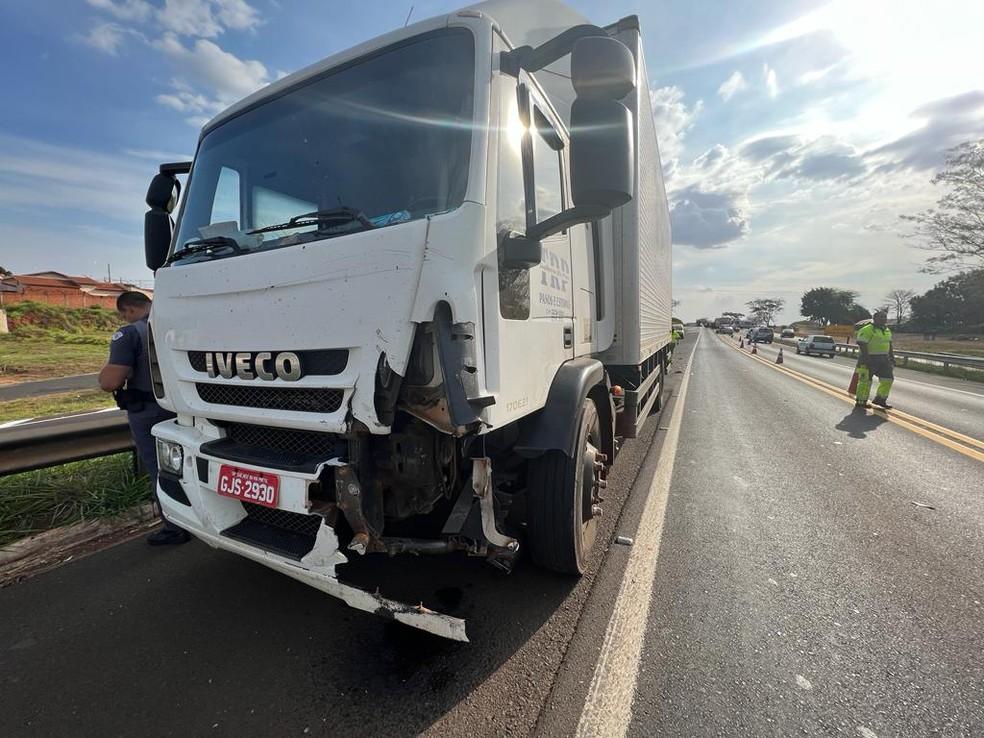 Caminho bateu na traseira de carro antes de ele ser atingido por nibus em rodovia de Monte Aprazvel SP Foto Rogrio RedrozoTV TEM