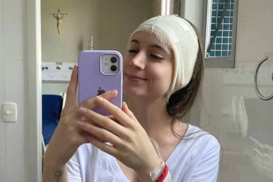 Gabriela Lacerda publicou um vdeo em suas redes sociais relatando os dias de terror com a infeco no ouvido