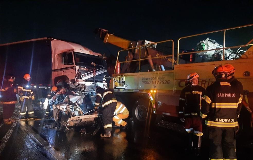 Casal e criana morrem aps carro ser prensado entre carretas em acidente na Dutra Foto BombeirosDivulgao