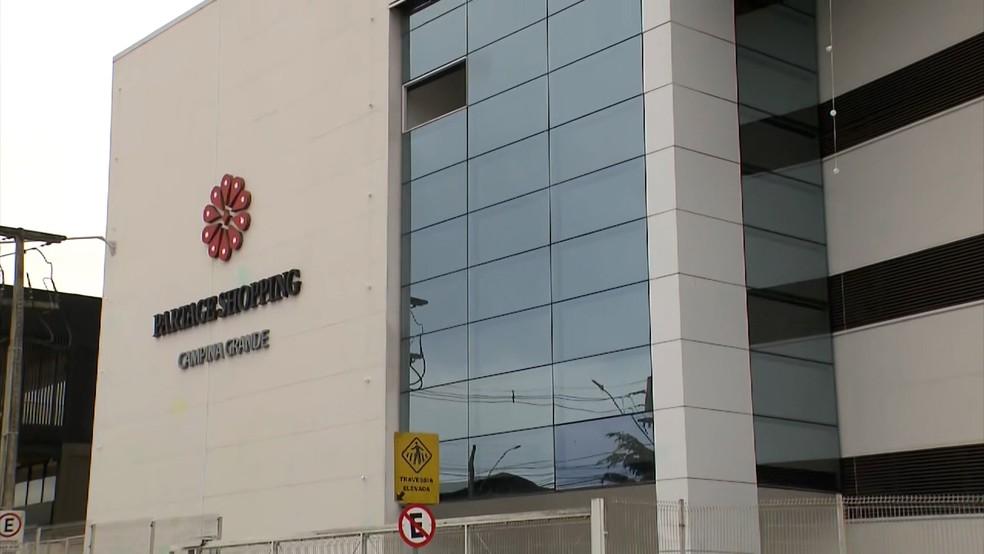 Placa de vidro cai de shopping de Campina Grande e uma mulher morre Foto TV ParabaReproduo