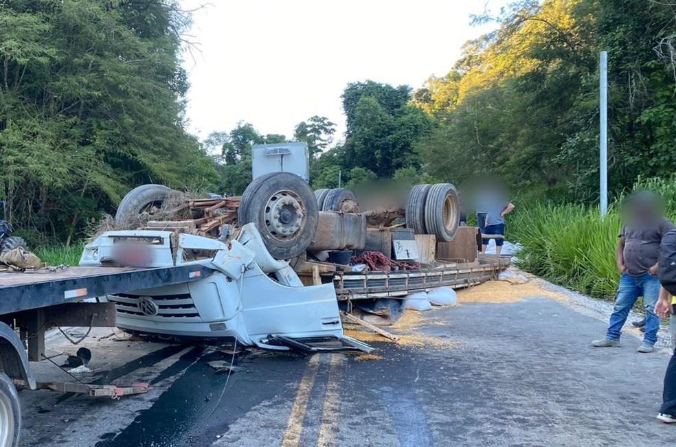 Caminhoneiro fica preso s ferragens aps capotamento na MG-295 na Serra de Senador Amaral MG Foto Corpo de Bombeiros