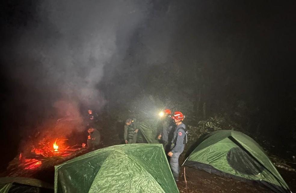 Bombeiros pernoitam para preservar rea onde helicptero foi encontrado em Paraibuna Foto DivulgaoCorpo de Bombeiros