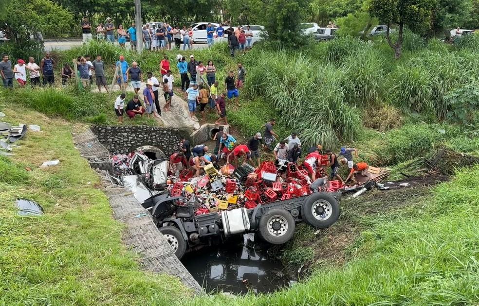 Carga de caminho envolvido em acidente na Dutra em So Jos saqueada Foto Laurene SantosTV Vanguarda