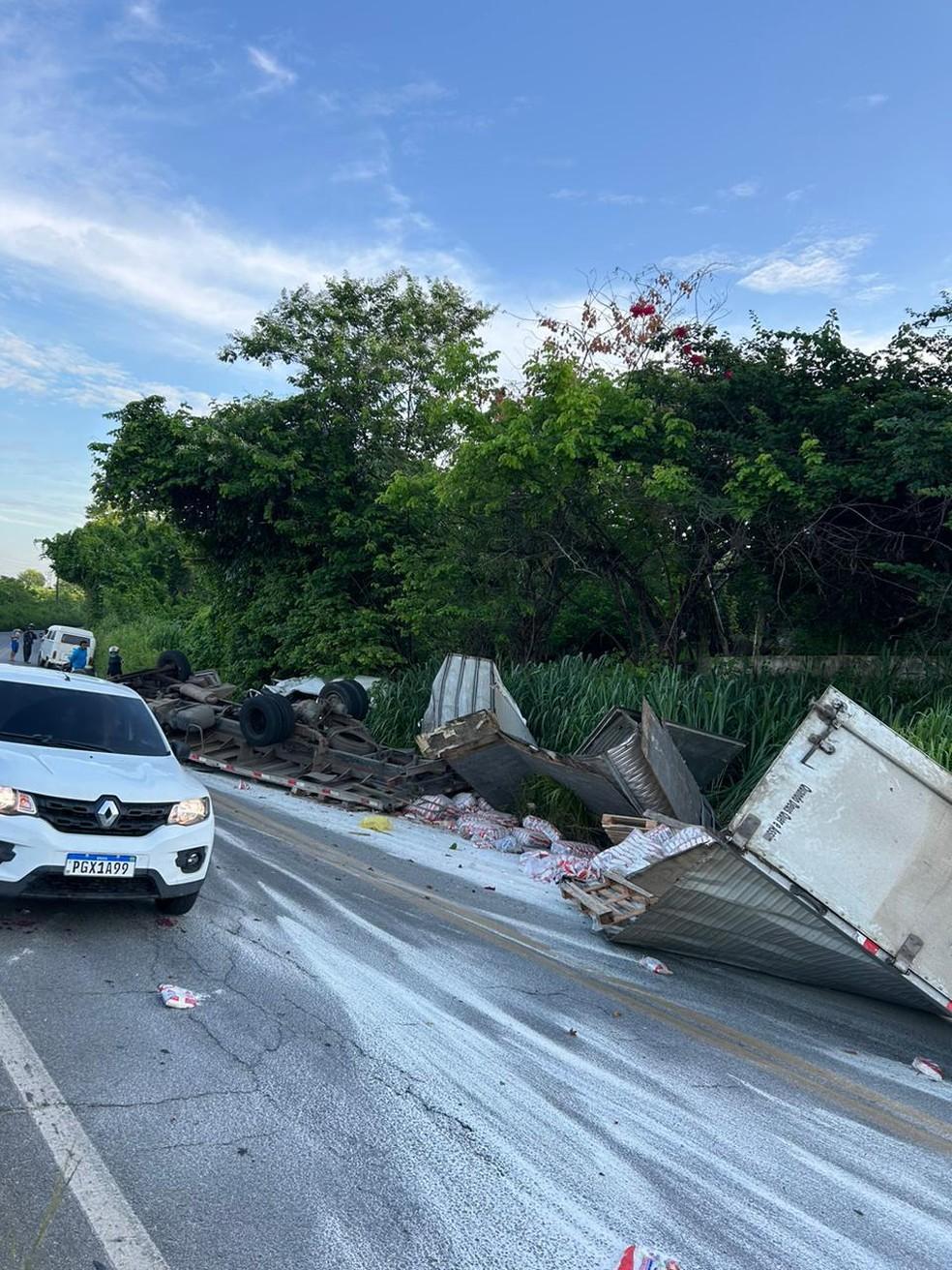 Carroceria de veculos ficaram destrudas aps caminho e kombi baterem de frente na PE-50 em Glria do Goit na Zona da Mata de Pernambuco Foto ReproduoWhatsApp
