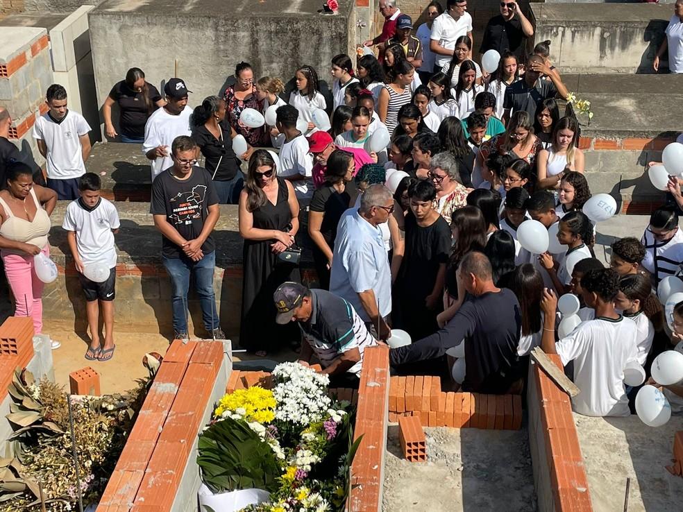 Sepultamento do corpo de Luis Felipe de 12 anos morto aps agresses do padrasto em Monte Mor SP Foto Jorge TalmonEPTV